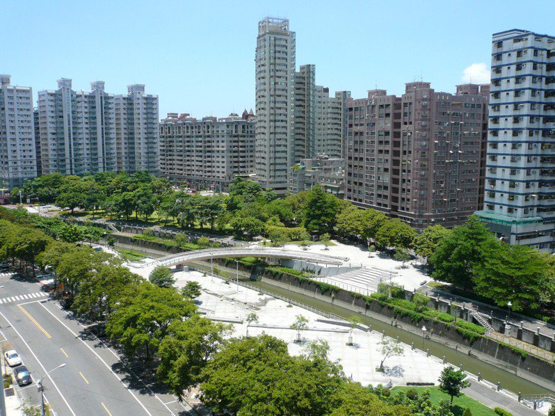 有網友貼出高雄街景的空拍照，直呼高雄「是不是台灣規劃最好的城市？」。圖為高雄街景示意圖。圖／聯合報系資料照