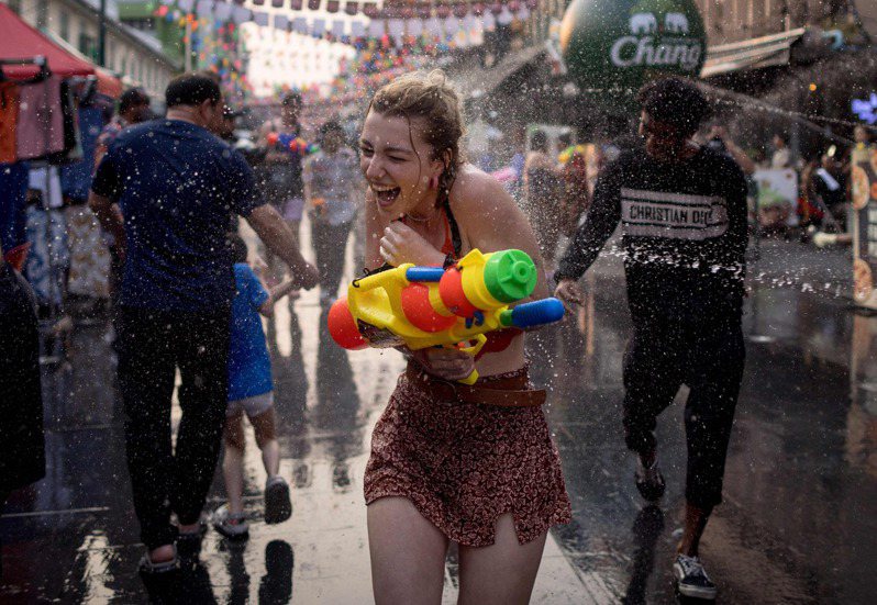 今年的潑水節落在4月13日到15日，是泰國重要的節日之一，許多人在大街上潑水開心慶祝。 法新社