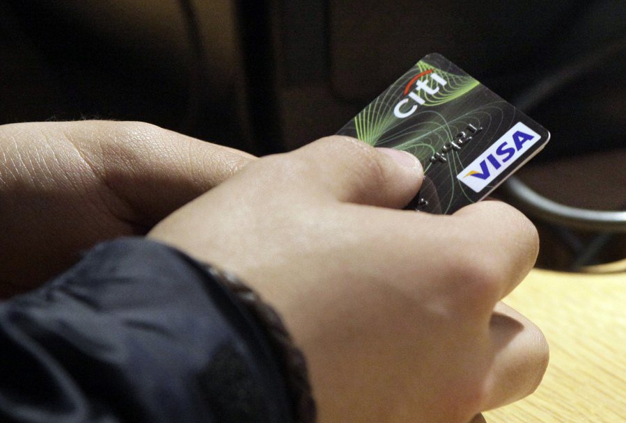一名網友不斷刷卡，拿到帳單之後驚覺上個月的卡費超過十萬，讓他自己「原地嚇到」。圖為信用卡示意圖。圖／美聯社