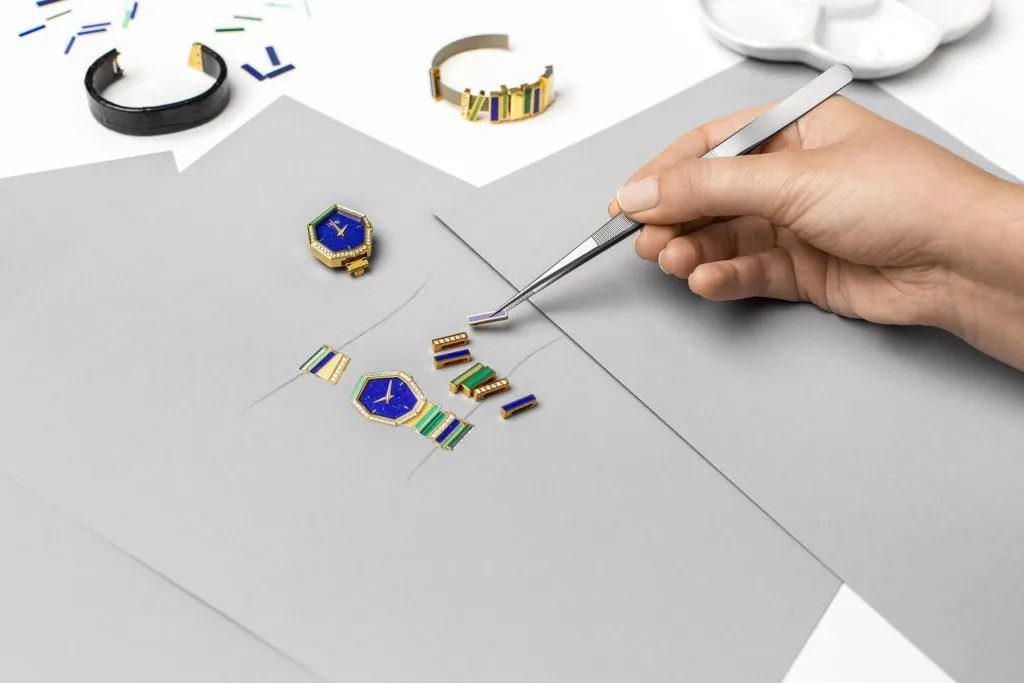 Gem Dior珠寶系列不規則幾何圖案錶盤搭配上青金石，呈現靈活的珠寶腕錶風貌。...