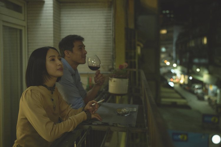 林依晨(左)在「不夠善良的我們」中詮釋有抽菸習慣的家庭主婦角色，賀軍翔飾演其丈夫。圖／公共電視、MyVideo