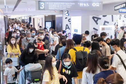 大陸與香港全面通關後，吸引陸客到香港旅遊兼買保單。（中通社）