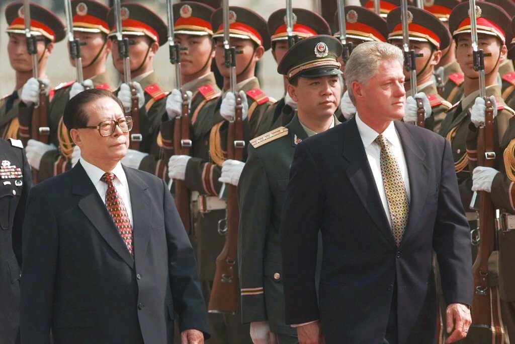 中國大陸的改革開放其實也是跟台灣走同一條路，拜美國力挺加入了這個國際秩序才得以迅速現代化和富強的。圖為1998時任美國總統柯林頓訪中。 圖／美聯社