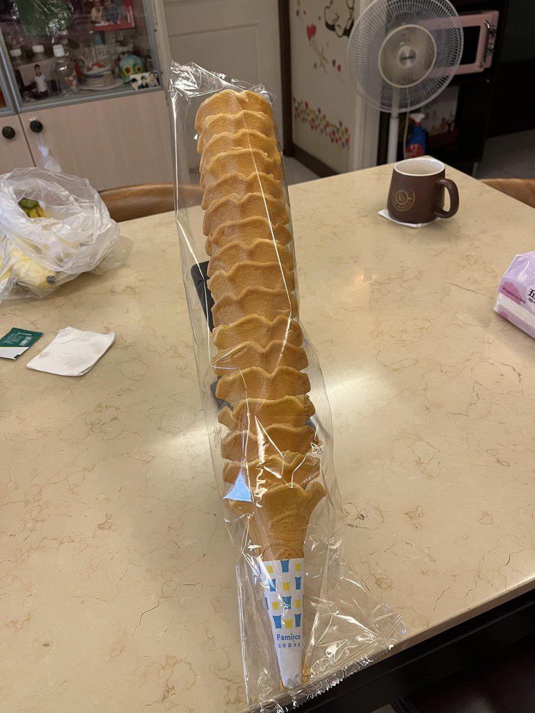 網友在臉書社團分享買到的「全家霜淇淋餅乾」。圖／摘自超商資訊分享臉書社團(網友朱慧萍)