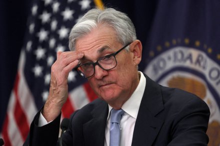 美國聯準會（Fed）主席鮑爾正陷入需一人兼顧抑制通膨和穩定金融環境的苦境。  路透