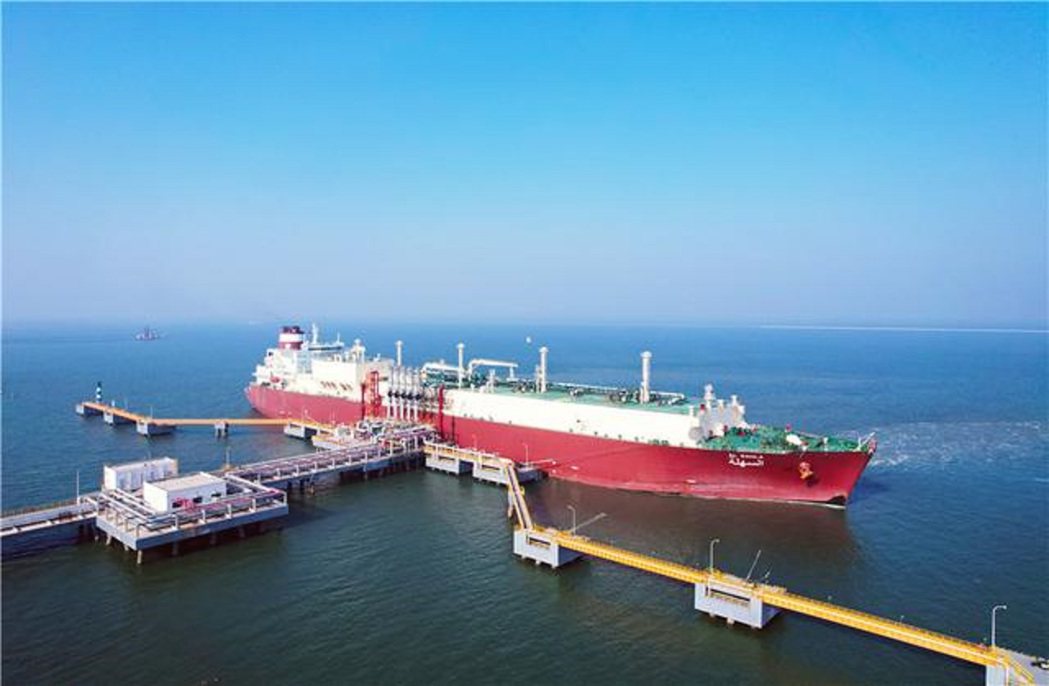 卡達能源公司於2022年1月，向中國石化提供的首船9.4萬噸液化天然氣（LNG）...