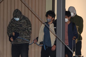 日本警視廳11日破獲的詐騙集團是以柬國南部施亞努市的度假飯店為據點，有19名嫌犯被帶回日本。路透