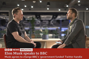 BBC科技記者克雷頓（右）11日深夜訪問推特老闆馬斯克（左），卻頻頻被馬斯克逼問，完全招架不住。圖／截自YouTube