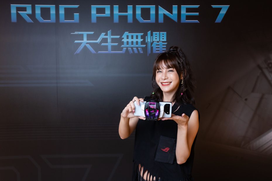 ROG Phone 7 Ultimate與空氣動力風扇7。華碩／提供