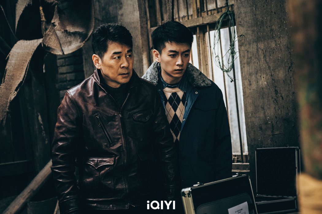 陈建斌(左)与陈晓搭档刑警师徒。图／爱奇艺国际站提供