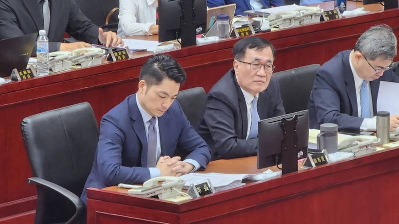 台北市長蔣萬安（左）首度赴議會施政報告，但面對冗長的權宜發言，逾1小時無法上台。記者楊正海／攝影