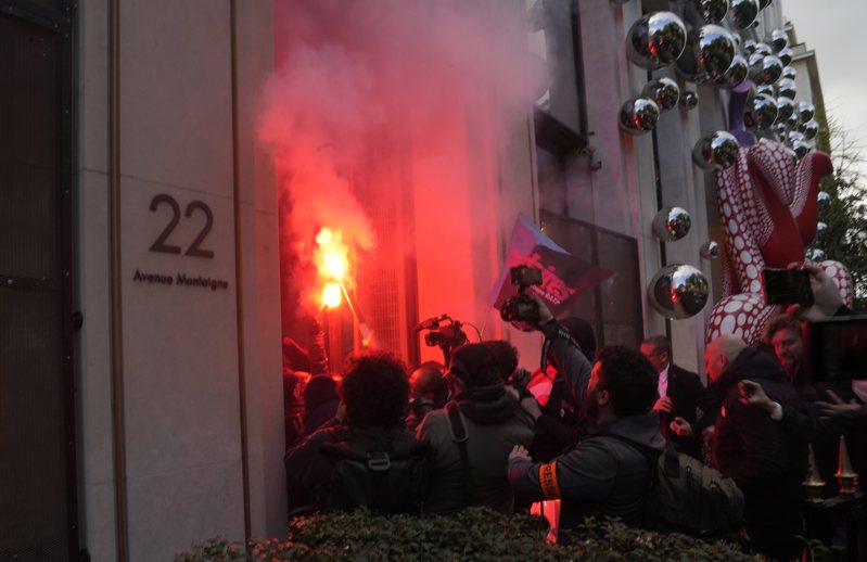 法国反年改示威者十三日涌向精品集团LVMH的巴黎总部，要求巨富多出钱，化解年金亏损危机。（美联社）(photo:UDN)