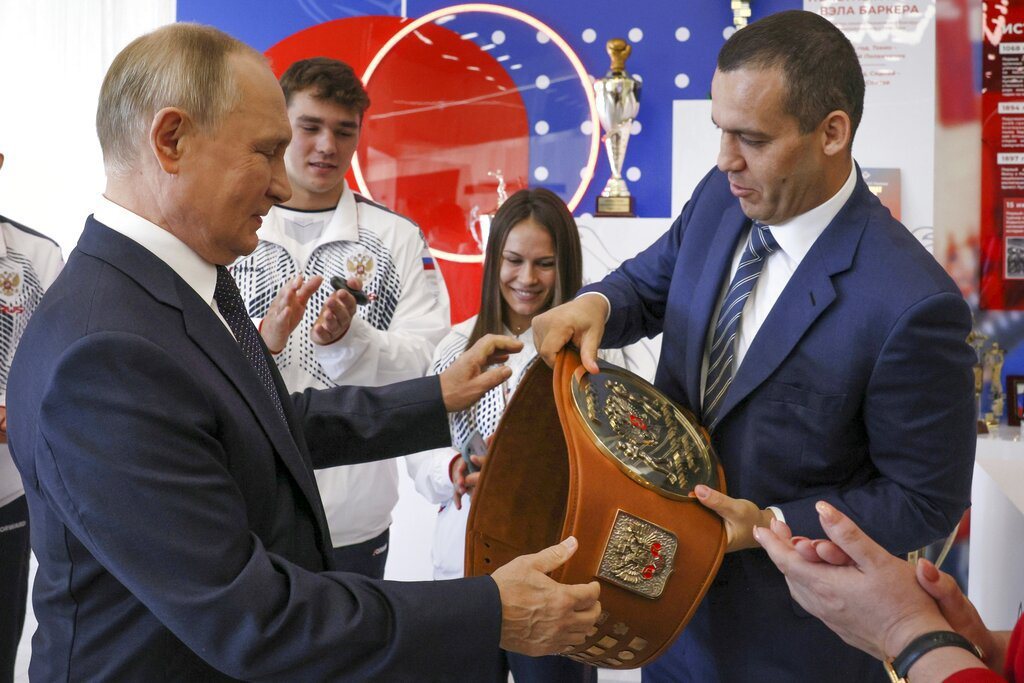 國際拳協與奧委會衝突不斷，俄羅斯籍的國際拳協主席克雷姆列夫（Umar Kremlev，右）去年獲得連任，選舉公平性也遭奧委會質疑。 圖／美聯社