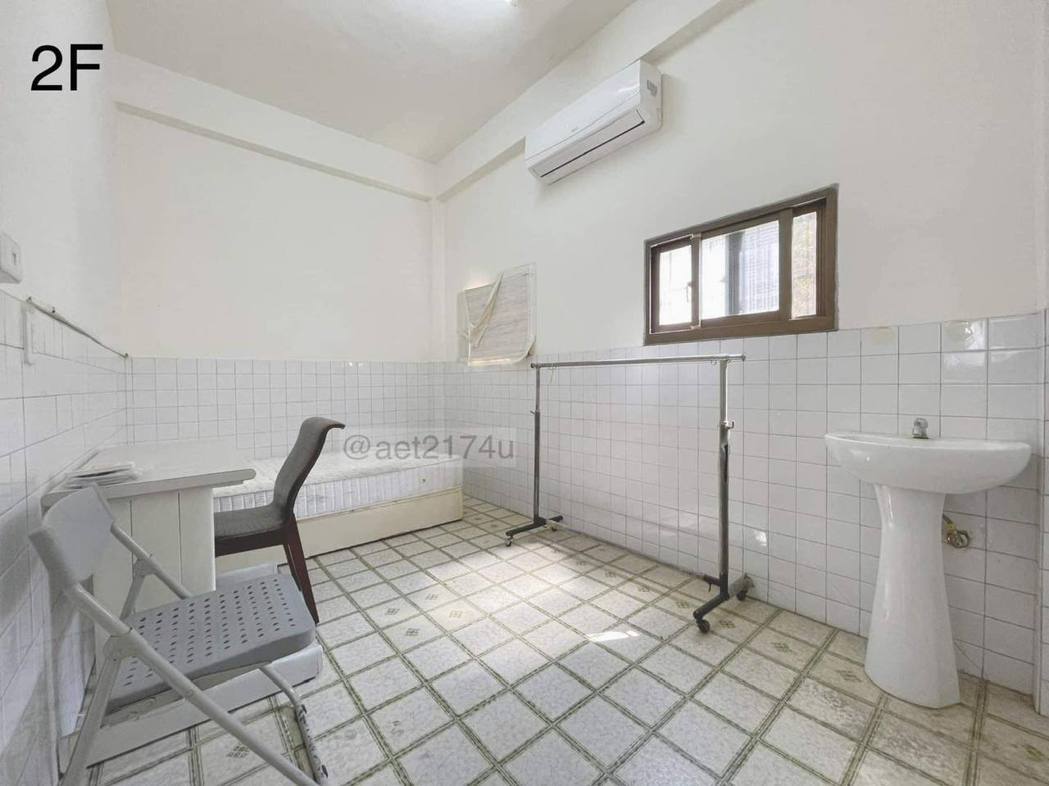 有網友分享一張照片，只見房間顏色都是純白，再加上簡單家具，讓不少人笑說很像監獄風...