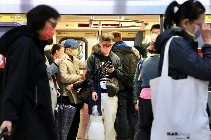 隨著國內疫情趨緩，將於4月17日口罩解禁，搭乘公共運輸改為「建議戴口罩」。本報資料照