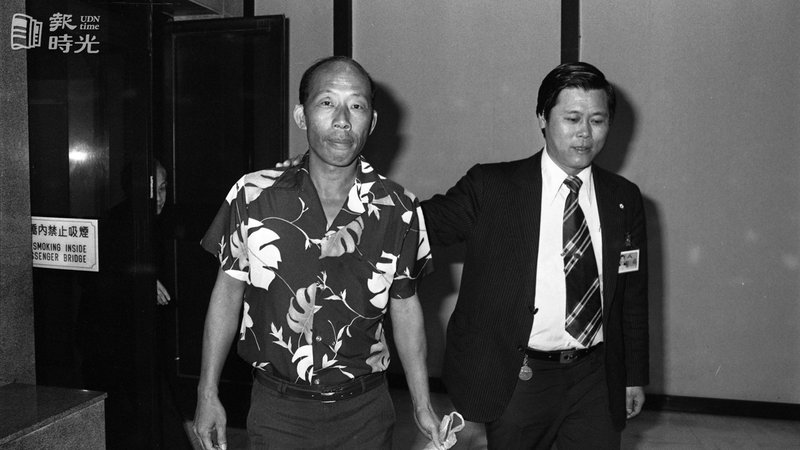 涉嫌關廟鄉集體謀殺案的船員徐東志(左)，廿六日被押返國。圖／聯合報資料照（1983/03/26　程川康攝影） 