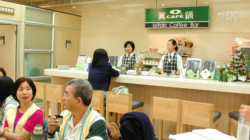真鍋咖啡在中國附設醫院一樓大廳開吧台，患者候診時喝杯咖啡，挺閒適的。圖／聯合報系資料照（2000/11/29　陳于媯攝影）