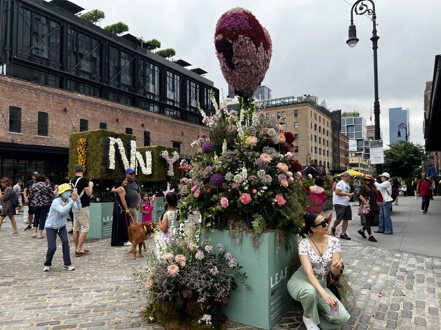 甘斯沃特廣場廣場的我愛紐約主花卉裝置，吸引不少人駐足打卡。(記者張晨／攝影)