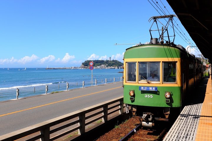 沿途風光明媚的「江之電」是訪日遊客不可錯過的必搭電車路線。　圖：江之島電鐵株式會社／來源
