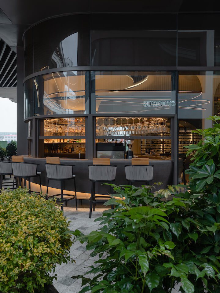 高吧台區既能為餐廳引流、提供風景觀賞，也為餐廳設置了一處過渡的休憩及休閒場域。