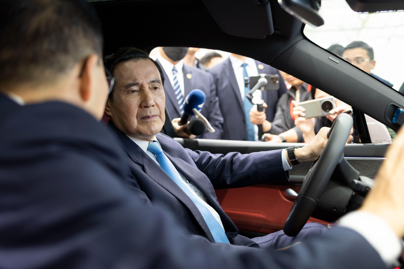 前總統馬英九（右）4日在重慶市賽力斯汽車兩江智慧工廠試乘新能源汽車，並為賽力斯的汽車「點讚」。新華社