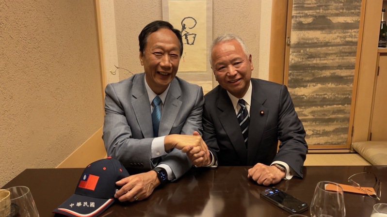 鴻海創辦人郭台銘（左）與日本前自民黨幹事長、眾議員甘利明共進晚餐。擷取自郭台銘臉書