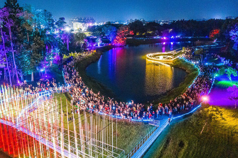 2022年在嘉義市北香湖公園舉辦的「光織影舞」光影藝術展，以「宇宙之巔」作品獲國際設計大獎「2023謬思設計獎－燈光設計項目」金獎。圖／嘉市府提供