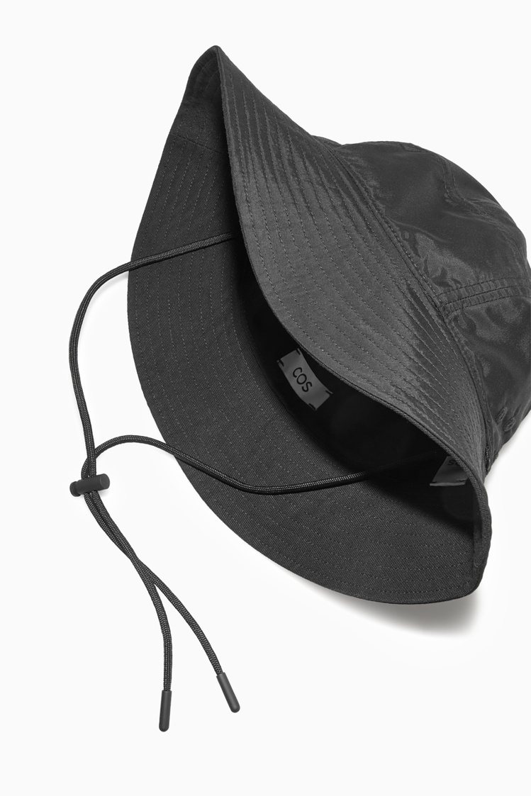 COS夏日男裝迷你系列漁夫帽。圖／COS提供