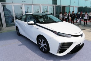 日本豐田汽車開發的氫能車款「Mirai」，運用全新科技，是全球第一輛量產的燃料電池車。圖／聯合報系資料照片