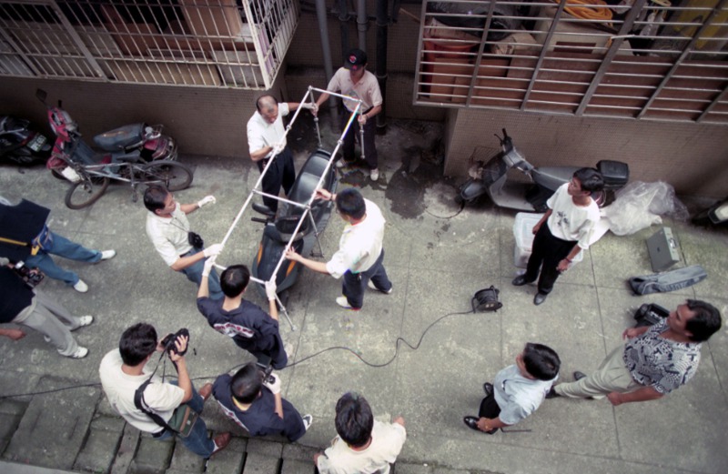 1997年9月陳進興逃亡期間，在新北市永和區遭交通隊員警追查，一度與警方持槍對峙，之後搶走路人機車逃逸，圖為警封鎖現場採證。圖／聯合報系資料照片