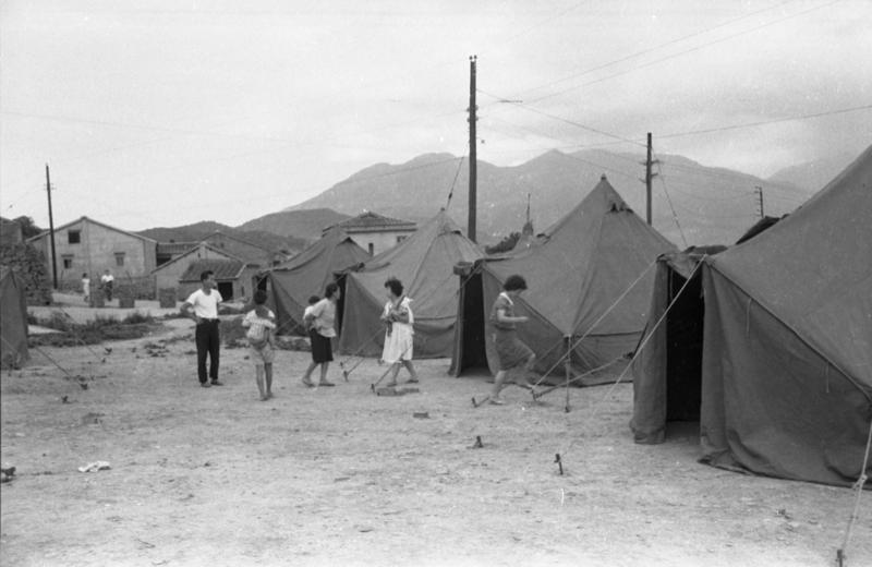 1964年4月15日，為配合拓寬工程搬家的關渡住民，在整頓衣物及傢俱和生活所需的器具後，一一搬進帳篷暫住。圖／聯合報系資料照片