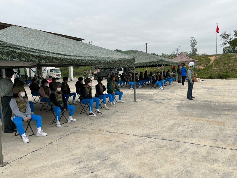暌違2年，金門昨天再度舉行高中職學生實彈射擊體驗活動，打靶開始前先進行安全須知講解。圖／金門高中提供