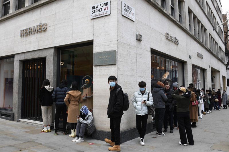 消费者在伦敦一家爱马仕（Hermes）门市外排队，等着进去採购。美联社(photo:UDN)