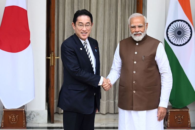 日本首相岸田文雄（左）3月20日在印度首都新德里海德拉巴宮與印度總理莫迪（右）會面前，兩人握手合影留念。法新社