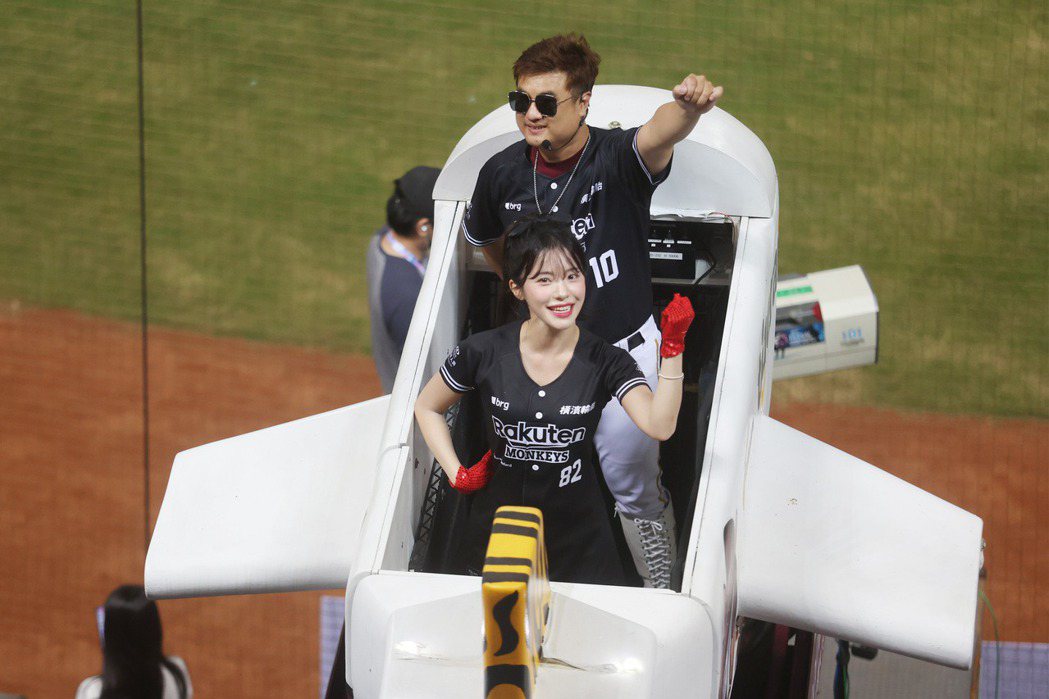中职乐天桃猿队本季邀请韩国籍的李多慧（前）加入Rakuten Girls（乐天女孩），14日应援初登场，在3局结束时，与应援团长阿诚（后）一同登上乐天桃园球场地标小飞机，与球迷互动。 中央社