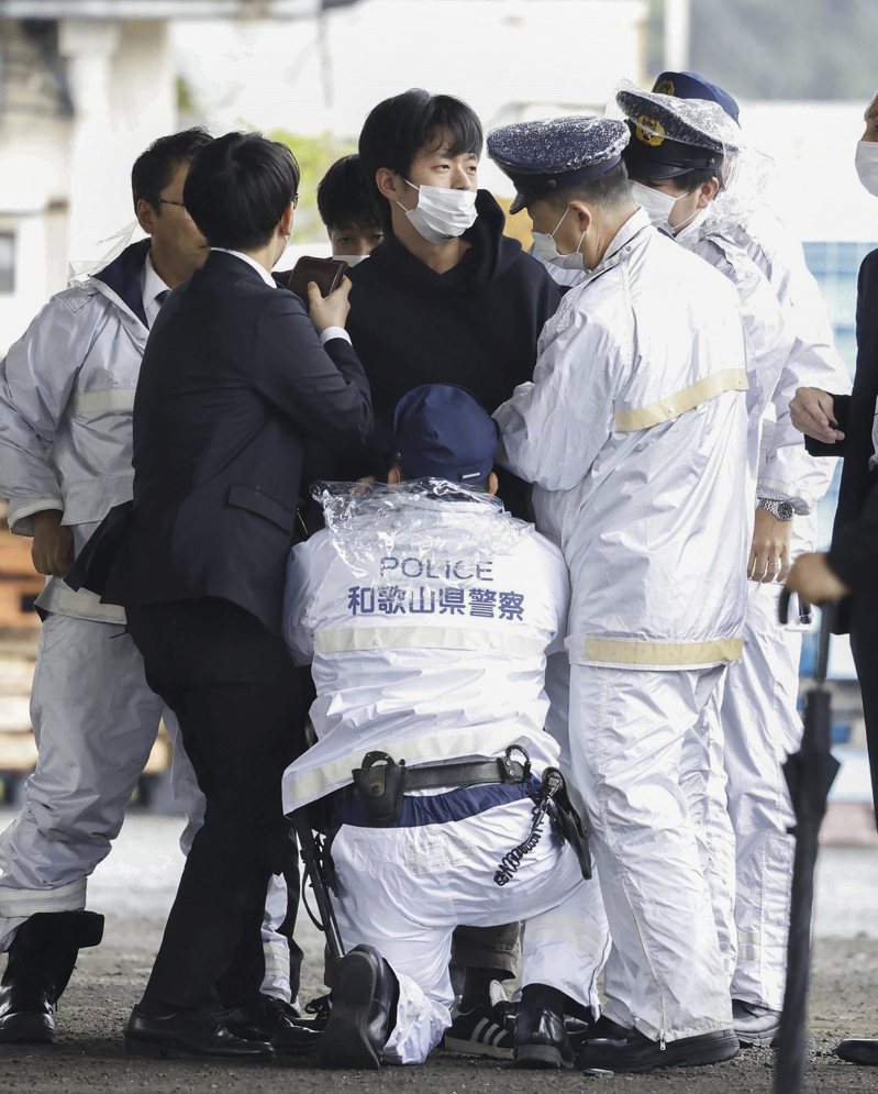 日本首相岸田文雄稍早前往和歌山市助選，演說前被投擲圓柱狀不明物體，隨即傳出爆炸聲和白煙，涉案男子已被捕。美聯社