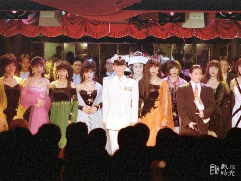 觀光局及台灣觀光協會推出觀賞「紅頂藝人」演出的行程，獲得國際觀光客肯定。圖／聯合報系資料照(1995-06-07 郭運復攝影)