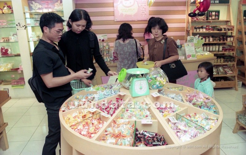 專訪糖果專賣店菓風小舖。圖為店內琳瑯滿目的糖果。圖／聯合報系資料照（1999-10-28　張哲鳴攝影）