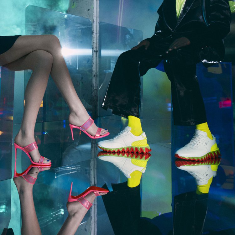 Christian Louboutin的2023春夏螢光系列具有男、女全商品，從鞋款、迷你小包，展開一趟從舞池到城市到沙灘的螢光迷幻旅程。圖／Christian Louboutin提供