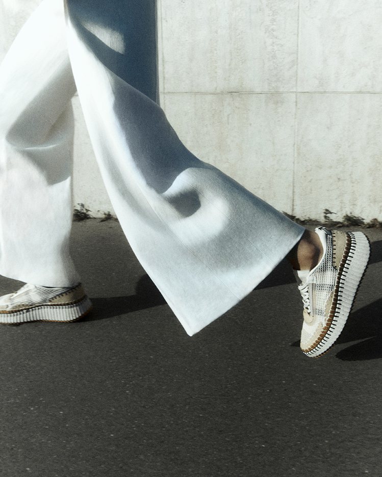 從巴黎花神咖啡館貝殼紋線條得到靈感的Nama運動休閒鞋，厚底設計並帶來隱形增高小優點。圖／Chloé提供
