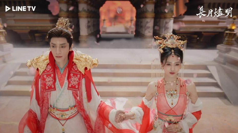羅雲熙(左)與白鹿在「長月燼明」中大婚。圖／LINE TV提供