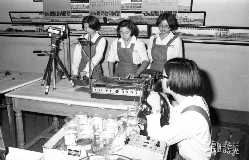中山女中科學展，圖為女學生操作視聽教室的教具。圖／聯合報系資料照（1975/12/05　段雲生攝影）