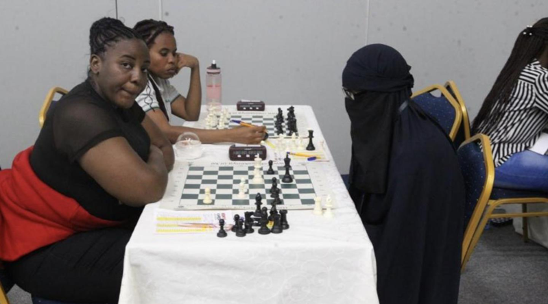 欧蒙迪(右)打败一些好手，并在比赛期间一言不发引起怀疑。图／肯亚国际西洋棋协会(photo:UDN)