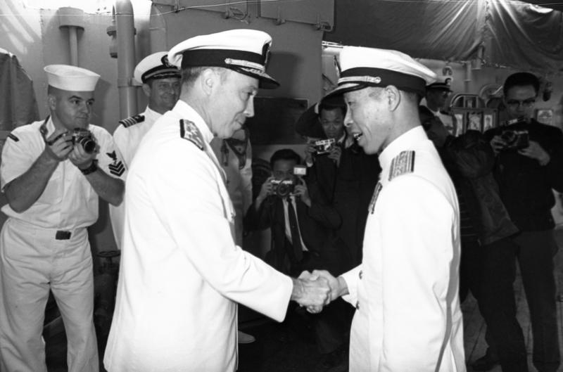 1970年4月17日美國海軍第七艦隊司令魏斯納中將〈左〉抵台訪問，我海軍總司令馮啟聰〈右〉與其握手致意。圖／聯合報系資料照片