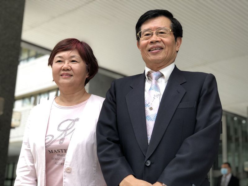 高雄市政府前秘書長楊明州（右）當公務員將近39年，去年初從市府退休。本報資料照片