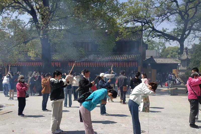 周日一早就可以看到許多年輕人湧入上海龍華古寺，他們先在門口微信掃碼人民幣10元請香，首先先拜正殿的彌勒佛。記者黃雅慧／攝影