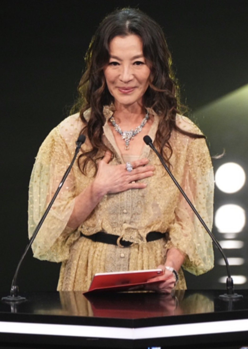 杨紫琼颁发金像奖“最佳新演员”。图／摘自IG