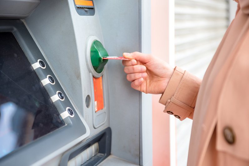 一名女網友誤把健保卡插進ATM機台。 示意圖／ingimage
