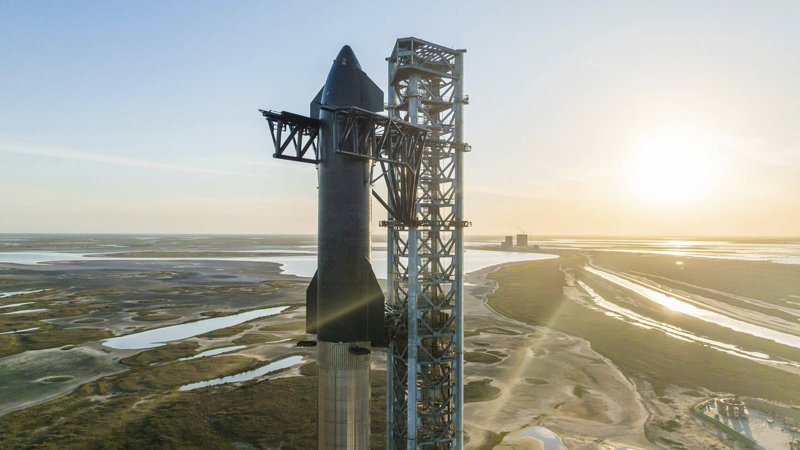 SpaceX的巨大星艦系統被安置在德州發射台上。美聯社