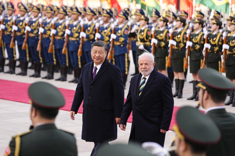 巴西總統魯拉（右）11日起連續4天出訪中國大陸，中國國家主席習近平（左）安排歡迎儀式，兩人檢閱解放軍三軍儀隊。歐新社
